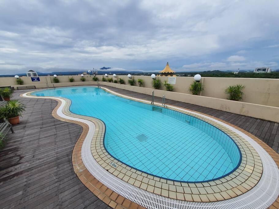 Lovely Waterfront Riverbank Suite With Pool Kuching Exterior foto