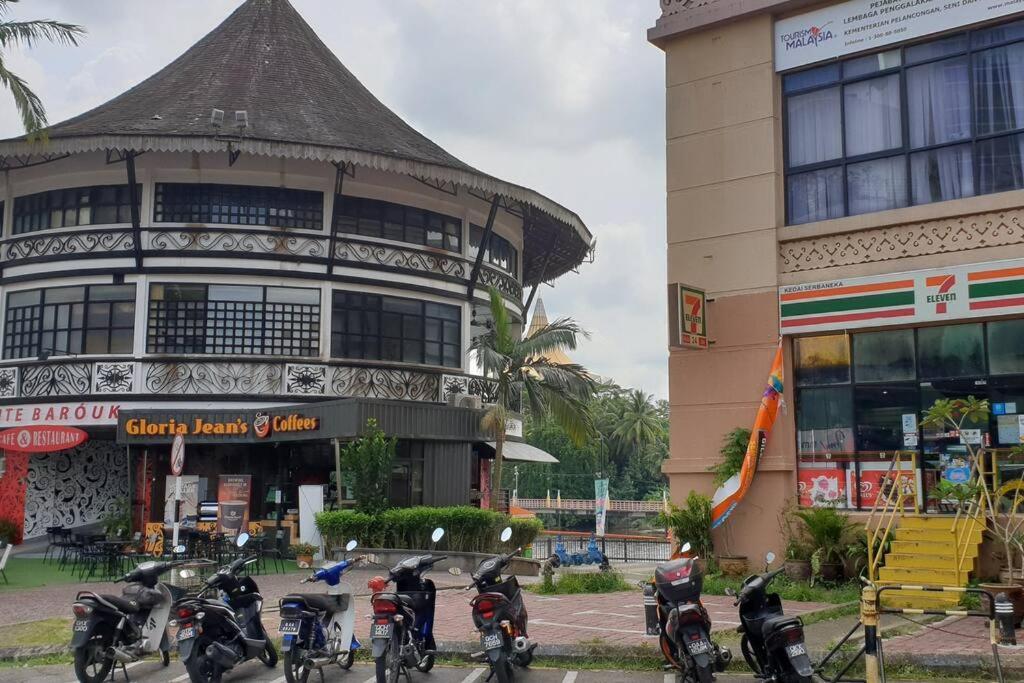 Lovely Waterfront Riverbank Suite With Pool Kuching Exterior foto
