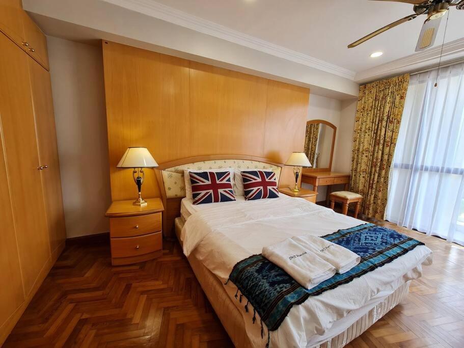 Lovely Waterfront Riverbank Suite With Pool Kuching Exterior foto
